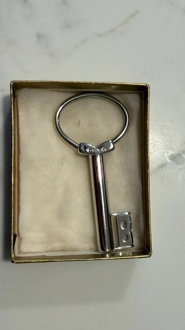 Vintage 1982 Avon INITIAL KEY RING “B” in Silver-Toned Metal - Unused